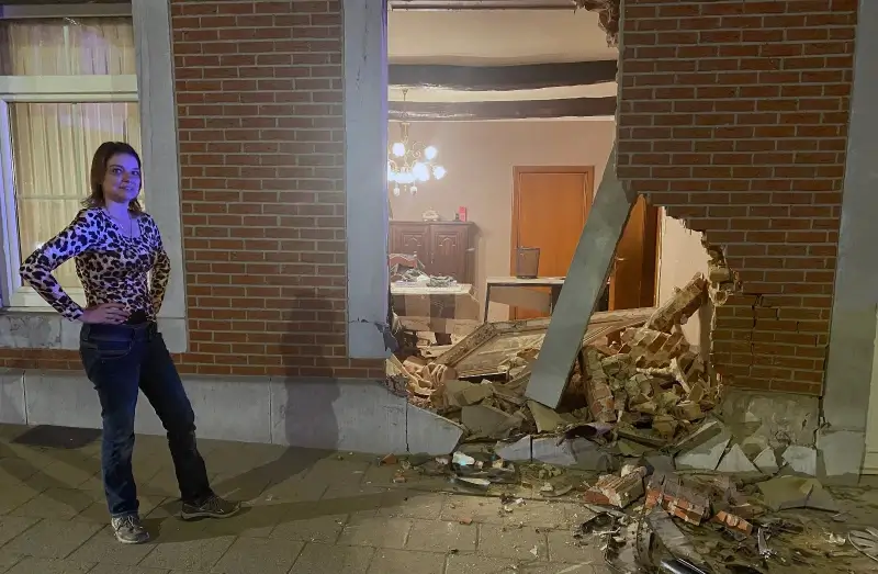 Auto ramt muur van woning in Gelinden: bestuurder gewond