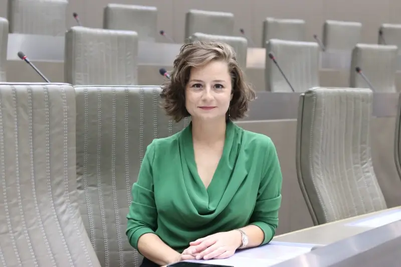Beringse schepen Hilal Yalçin legt eed af in het Vlaams parlement