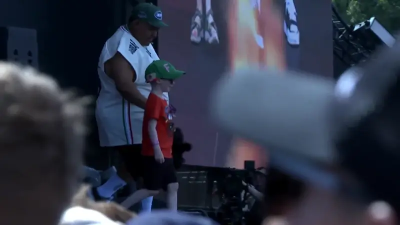 Emotionele DIKKE neemt zieke Floris mee op podium