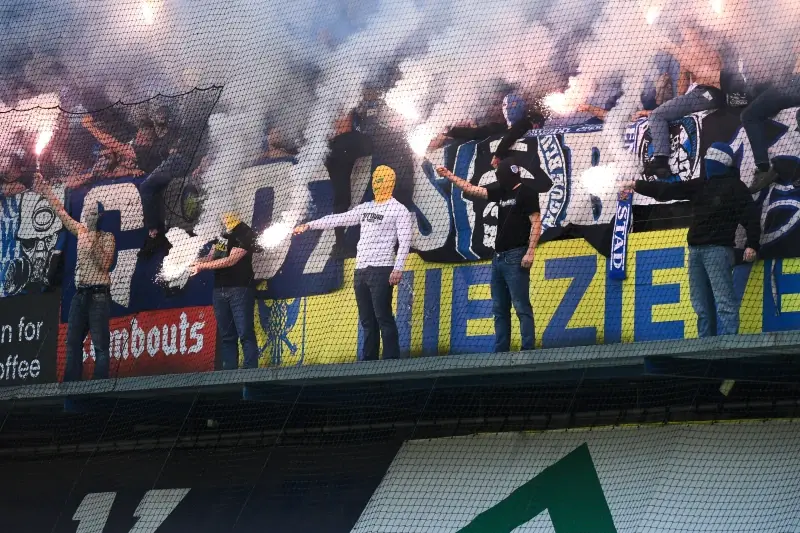 Genkse fans leggen Limburgse derby tijdelijk stil met pyrotechnisch materiaal