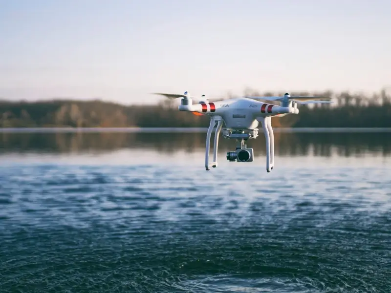 Politie neemt drones in beslag nadat piloot over tuinen vliegt in Runkst