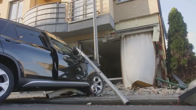 Enorme ravage nadat auto woning binnenrijdt in Lanaken