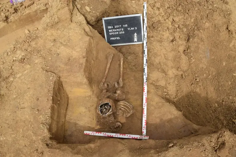 Bijna honderd Romeinse graven opgegraven op laatste grote verkaveling van Tongeren