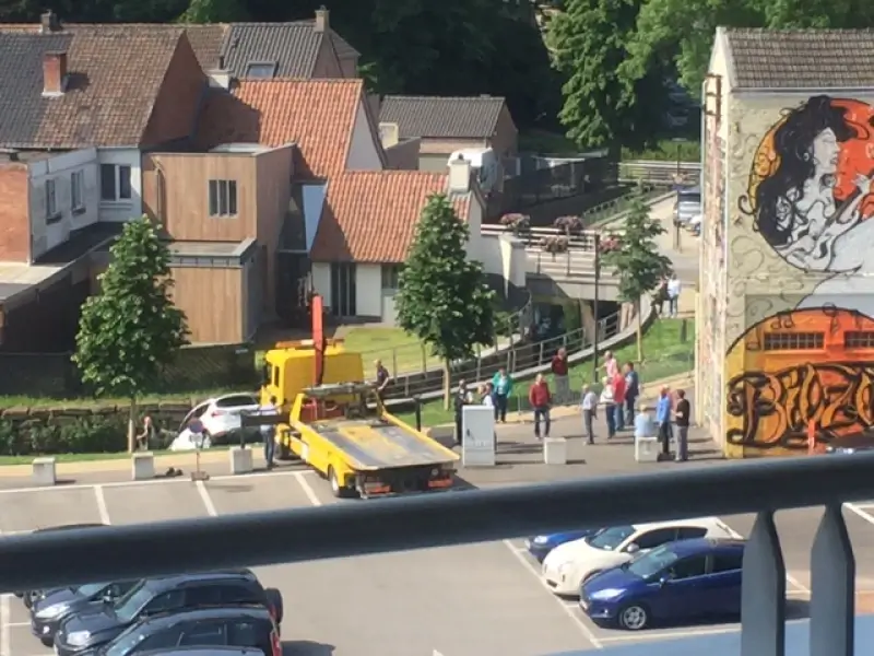 Wagen bolt in de Demer nadat bestuurder handrem vergeet