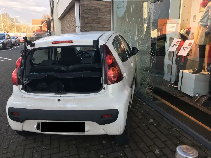 Auto knalt in etalage van JBC Houthalen-Helchteren