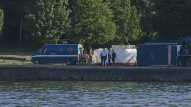 Autowrak met twee lichamen uit Albertkanaal gehaald