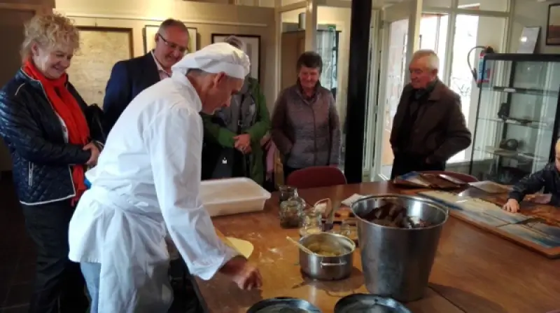 Bocholtenaars leggen samen om traditionele bakoven te bouwen