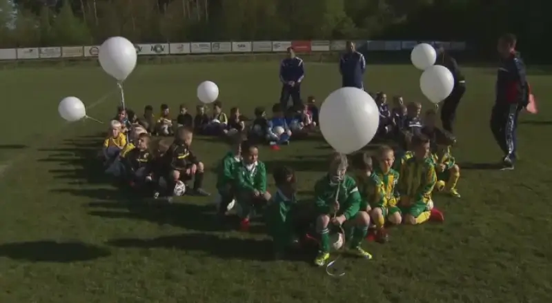 Clubgenootjes eren overleden Bas (11) met witte ballonnen