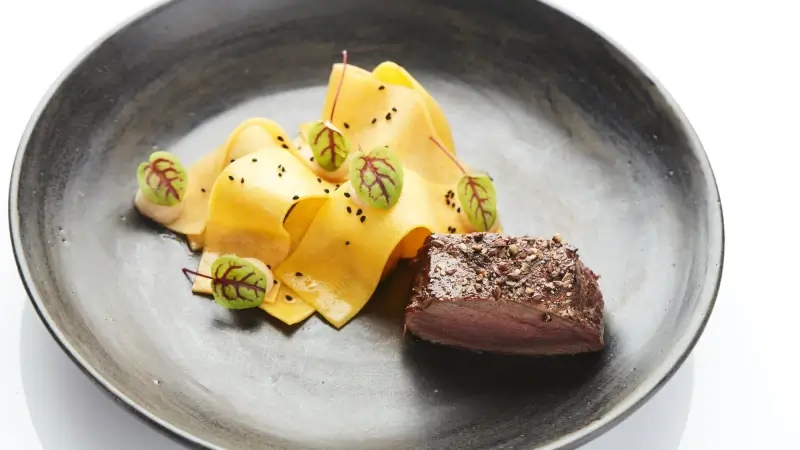 Toprecepten van sterrenchefs: Dimitry Lysens van Magis maakt hert met pompoen