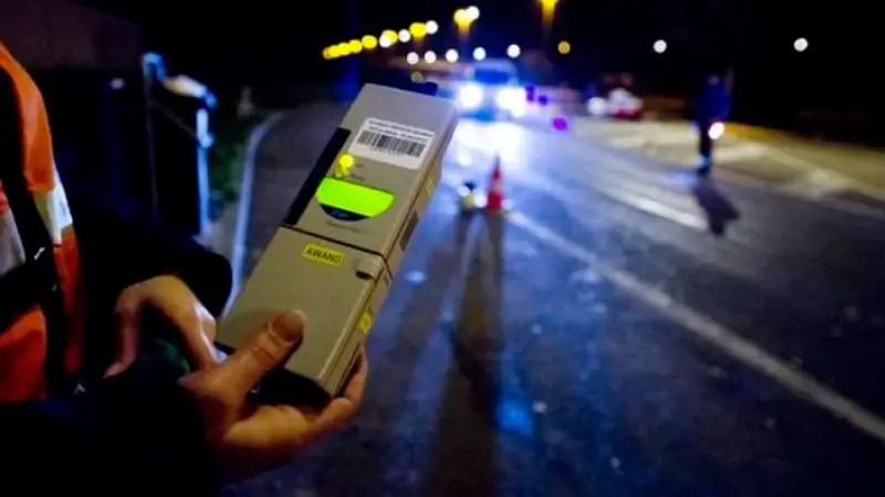 Bestuurder uit Hoeselt negeert voorrang en botst bijna met combi