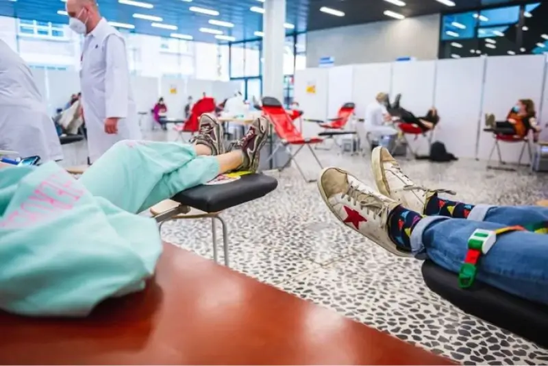 Binnenkort mogen ook homo's bloed doneren
