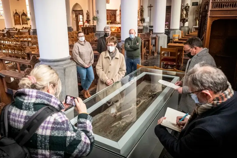 Boomstamgraf met skelet krijgt ereplaats in kerk Munsterbilzen