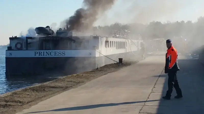 Machinekamer van rondvaartboot in Lummen vliegt in brand