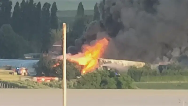 Hevige brand verwoest loods in Bilzen, zwarte rookpluim vanop kilometers afstand te zien
