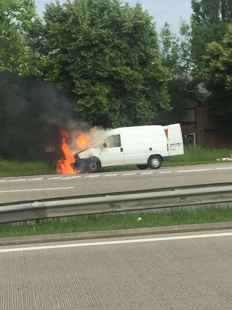 Voertuig brandt uit op Grote Ring Hasselt