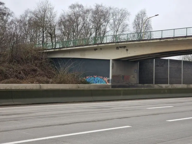 Brug over de E313 in Beringen krijgt betonnen randbalk nadat brokstukken op de weg terecht kwamen