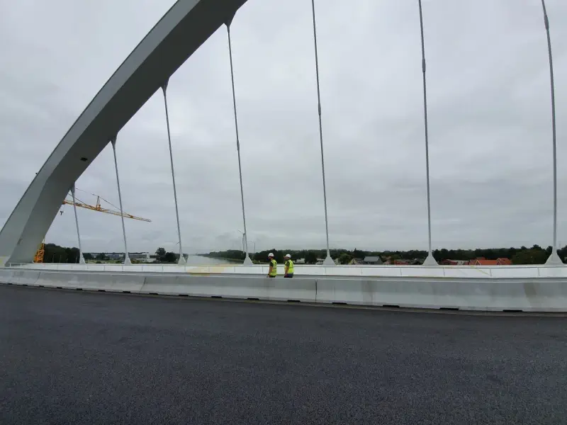 Nieuwe kanaalbrug in Beringen opent voor auto- en vrachtverkeer