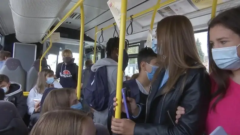 Leerlingen buitengewoon onderwijs zitten urenlang op de bus: "Kindermishandeling"