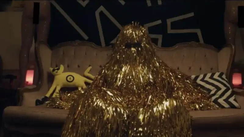 Cocaine Piss schittert letterlijk en figuurlijk in nieuwe clip