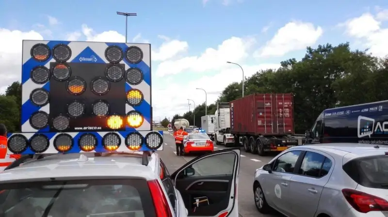 Giftige stoffen lekken uit gekantelde tankwagen op E313 Ham
