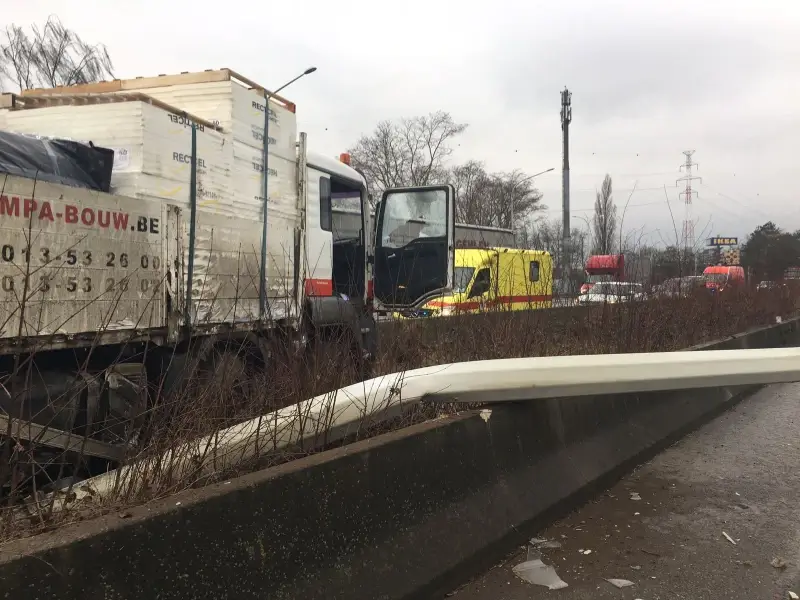 Vrachtwagen rijdt door middenberm E313 ter hoogte Hasselt-Zuid