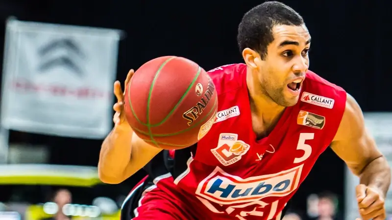 Elias Lasisi plots weg bij Hubo Limburg United
