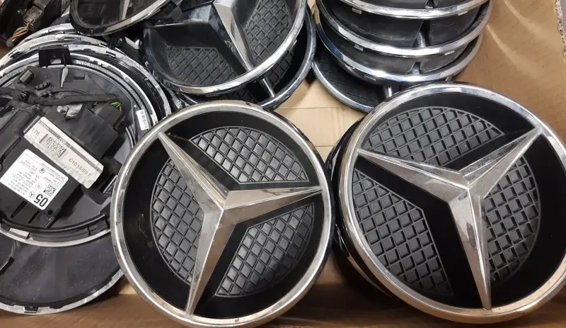 Politie zoekt gedupeerden van dieven die Mercedes-emblemen stelen