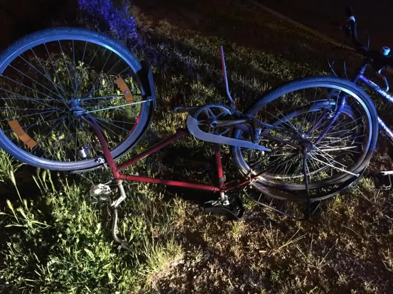 Slalommende fietser kan aankomende trein nipt ontwijken