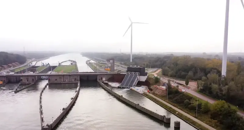 Volg hier live het invaren van de fietsbrug in Godsheide