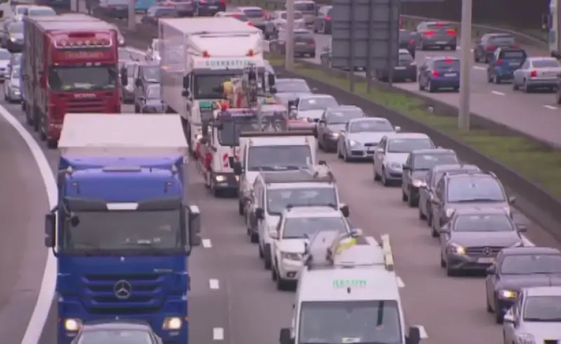 Lange files door verkeer naar kust