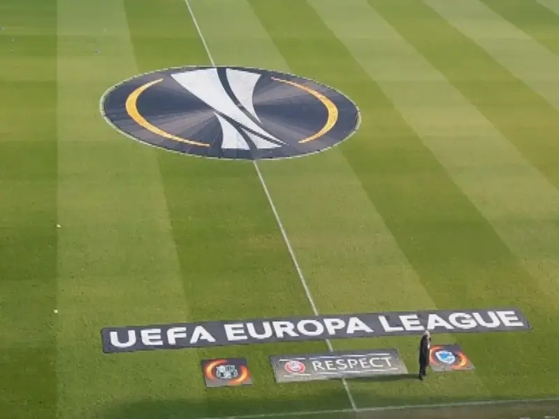 Heynen en Trossard trappen Racing Genk naar groepswinst