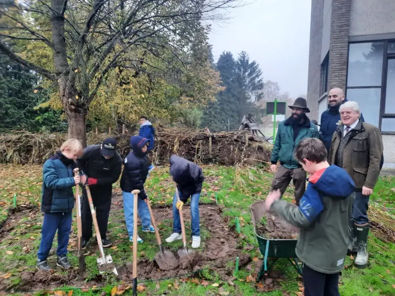 Leerlingen basisschool Herx in Herk-de-Stad onderhouden zelf groene speelplaats