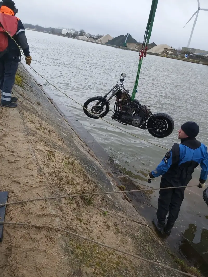 Politie vist gestolen Harley Davidson-motor uit kanaal