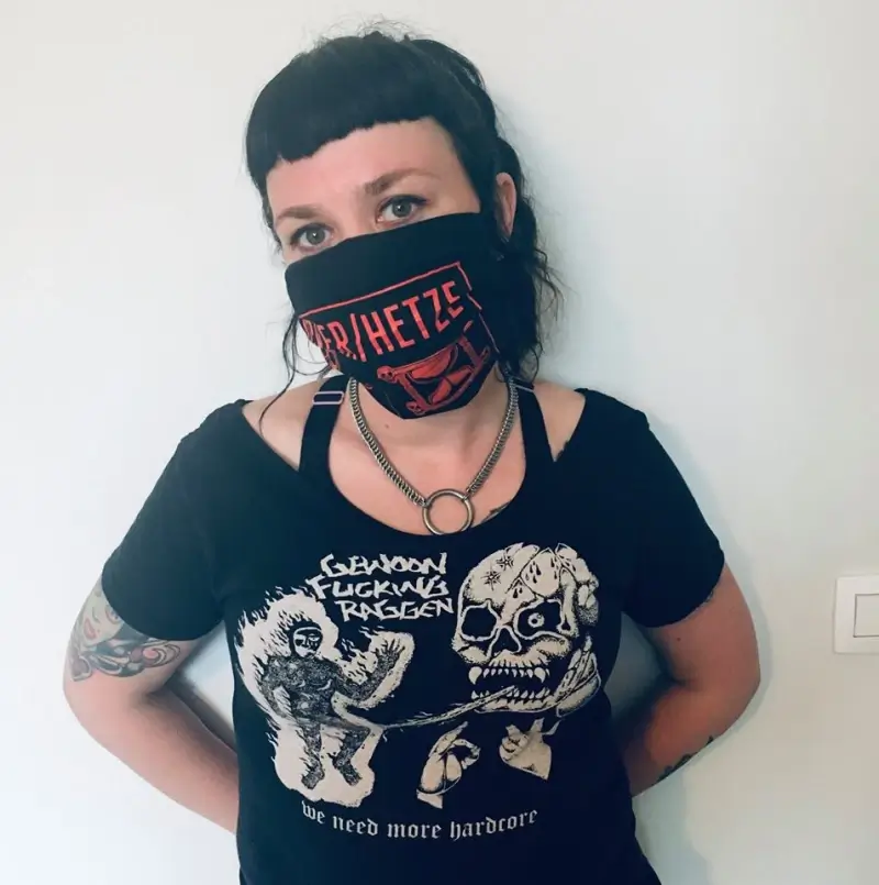 Punkband maakt mondmaskers van onverkochte merchandise