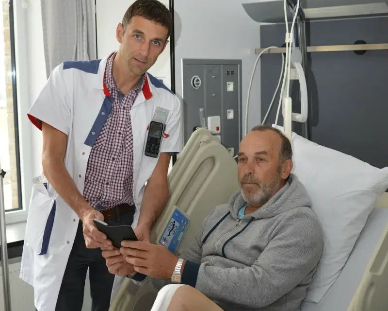 Dokters volgen kniepatiënten Overpelts ziekenhuis op via app