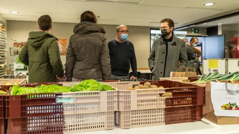 Eerste mobiele sociale kruidenier in Limburg opent de deuren