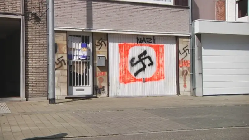 Huis in Runkst beklad met hakenkruisen