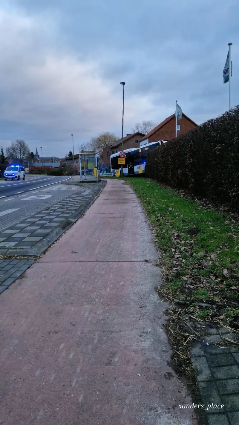 Lijnbus rijdt in op woning in Borgloon