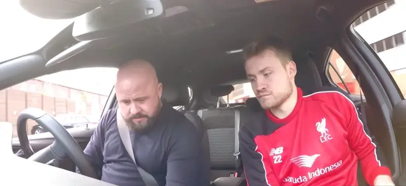 Simon Mignolet beetgenomen door traagste chauffeur ter wereld