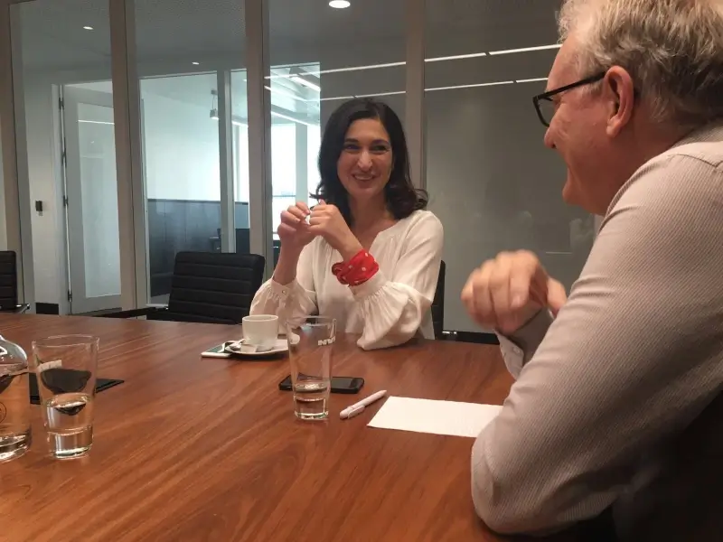Zuhal Demir legde eed af met mijnwerkersdoek van vader rond haar pols