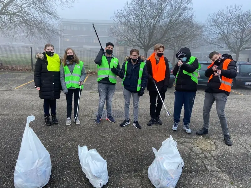 Mooimakers, handelaars en gemeente Pelt pakken samen zwerfvuil aan