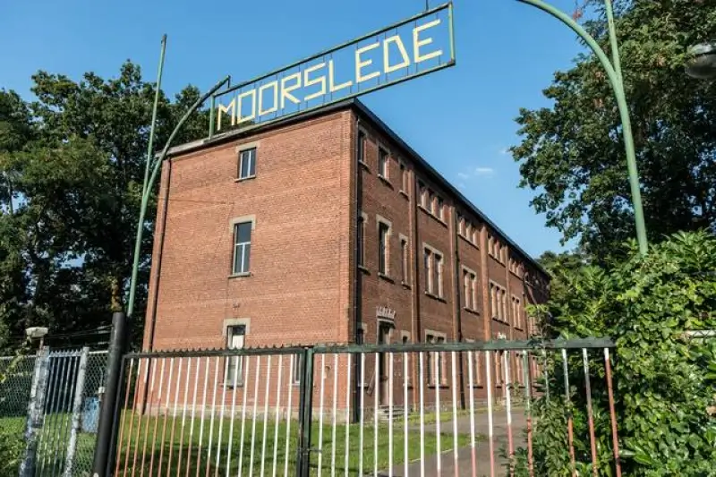 Kinderen van het opvangcentrum staan klaar om naar school te gaan