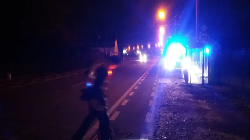 Jongeman stapt van bus en wordt gegrepen door auto