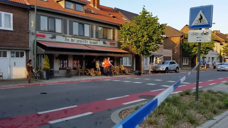Auto rijdt in op terras in Maasmechelen