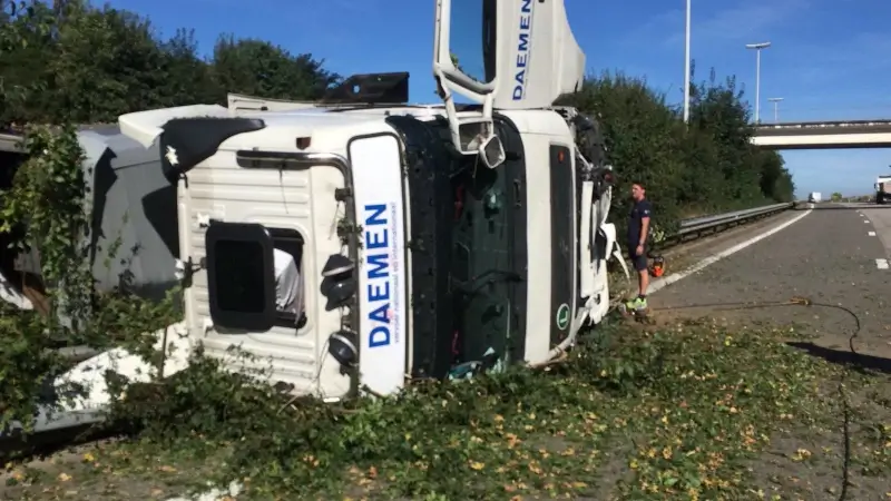 Vrachtwagen rijdt dwars door middenberm E313 ter hoogte van Riemst
