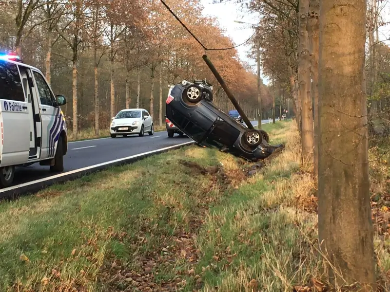 Auto gaat over de kop in Bocholt