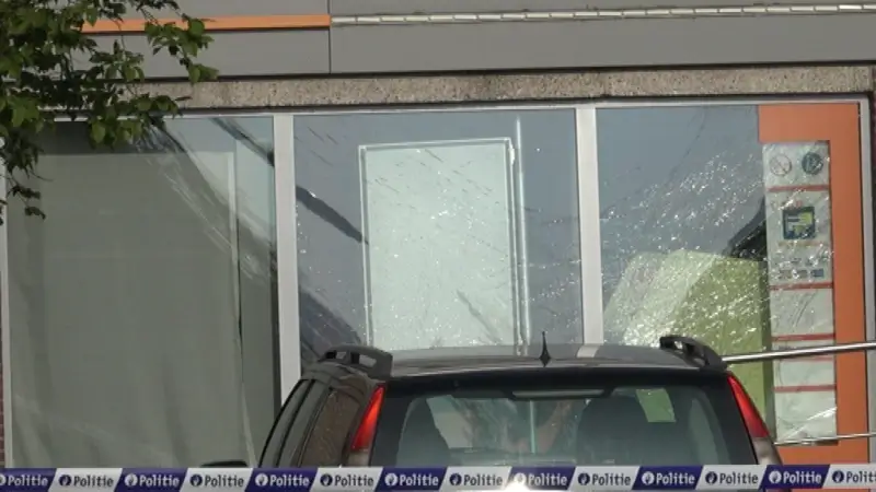 Dieven laten bommen ontploffen aan bankkantoor Kinrooi