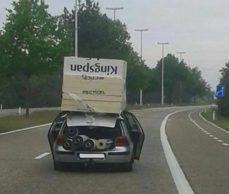 Overladen auto van weg geplukt in Lommel