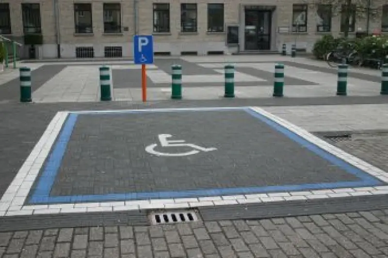 Provinciale actie tegen foutief parkeren op gehandicaptenplaats