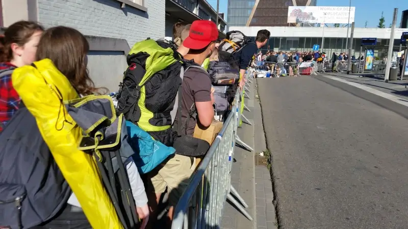 Pukkelpopgangers moeten wachten door panne partytrein